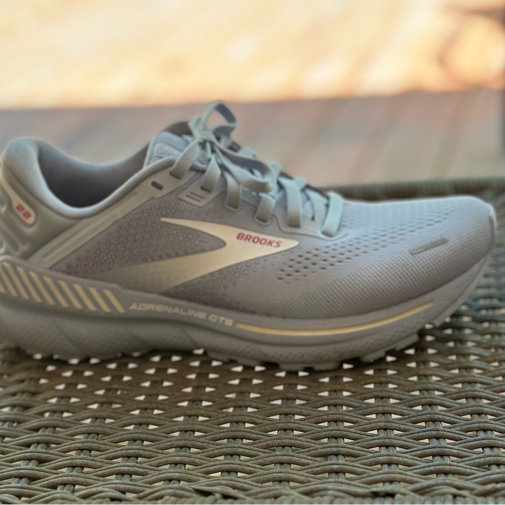 Brooks Adrenaline GTS 22 Running Shoe - Women's, Size 7.5